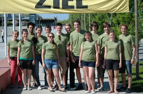 Mit ihrem Team ruTUMfit beim 1. TUM Campuslauf (fünfte von rechts) im Sommer 2013