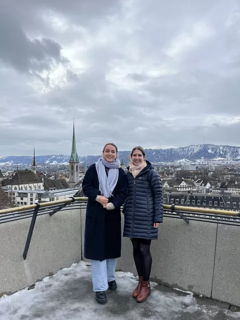 Helene und Jana über den Dächern von Zürich.